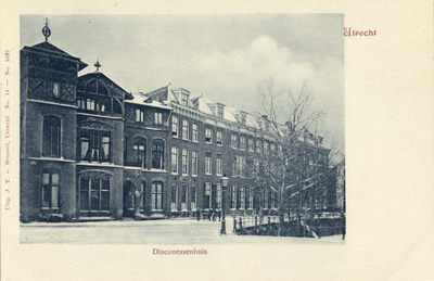 1876 Gezicht op de voorgevel van het Diakonessenhuis (Achter Twijnstraat 30-33) te Utrecht.N.B. Het adres is in 1917 ...
